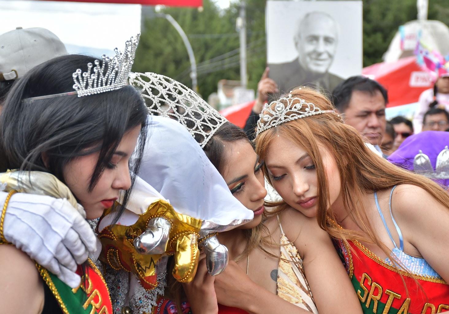 El Entierro del Pepino despide el carnaval paceño con homenaje a David Santalla