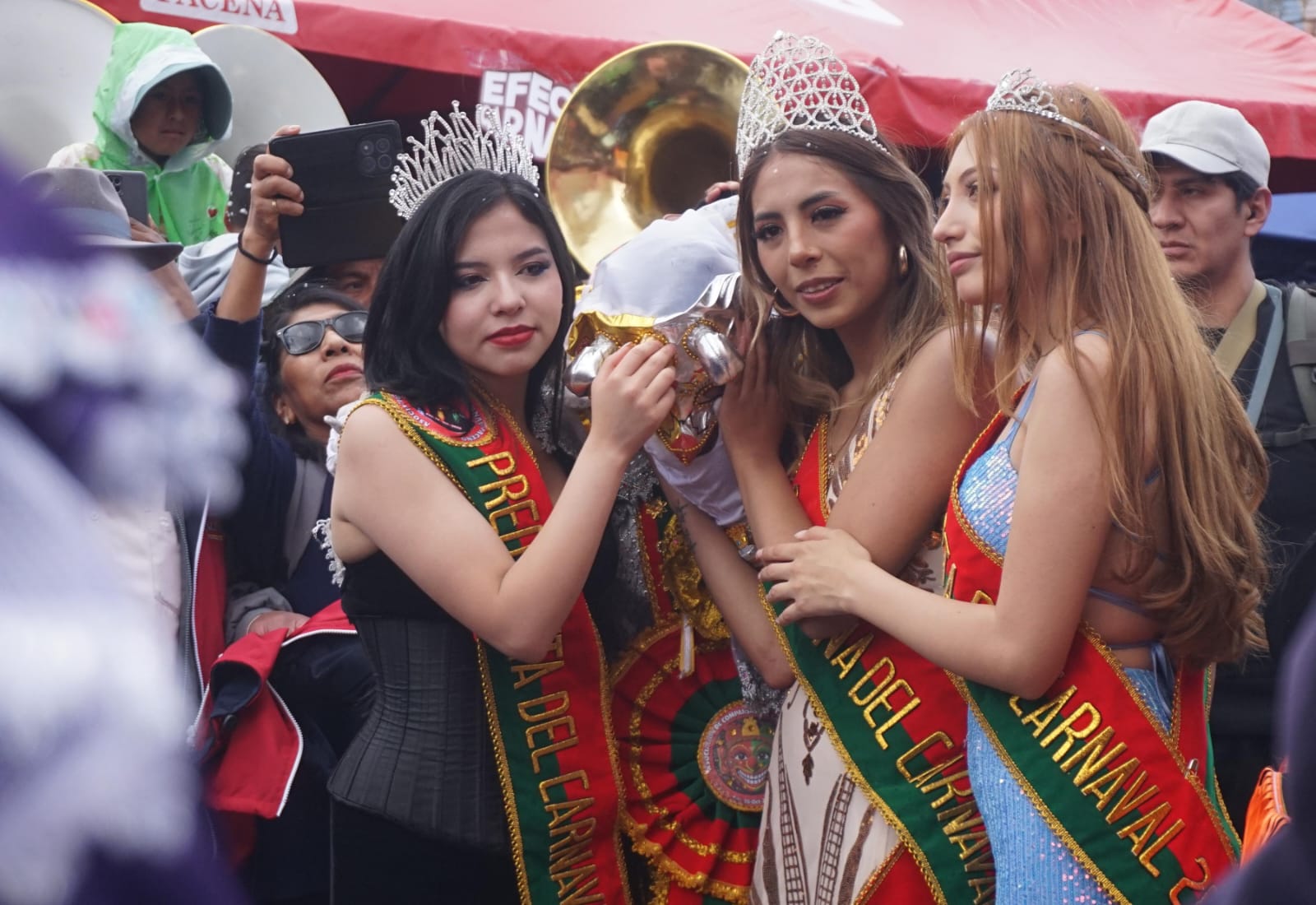 El Entierro del Pepino despide el carnaval paceño con homenaje a David Santalla