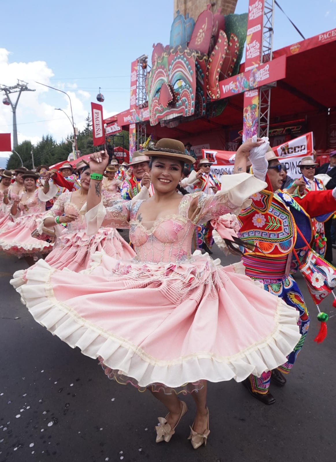 El Entierro del Pepino despide el carnaval paceño con homenaje a David Santalla