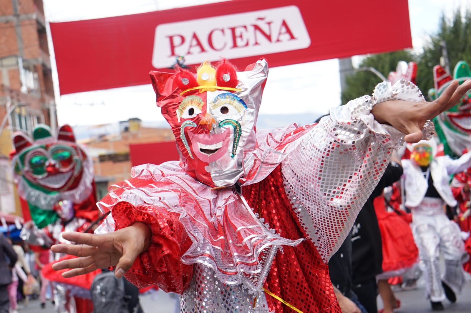 El Entierro del Pepino despide el carnaval paceño con homenaje a David Santalla