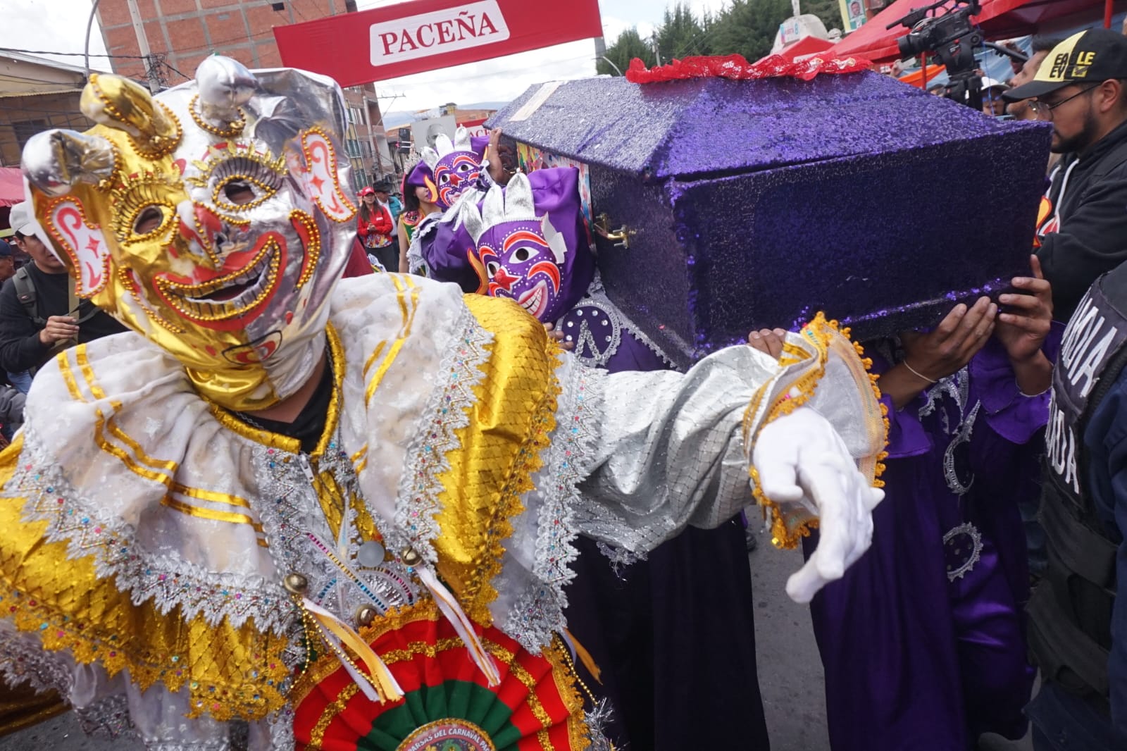El Entierro del Pepino despide el carnaval paceño con homenaje a David Santalla