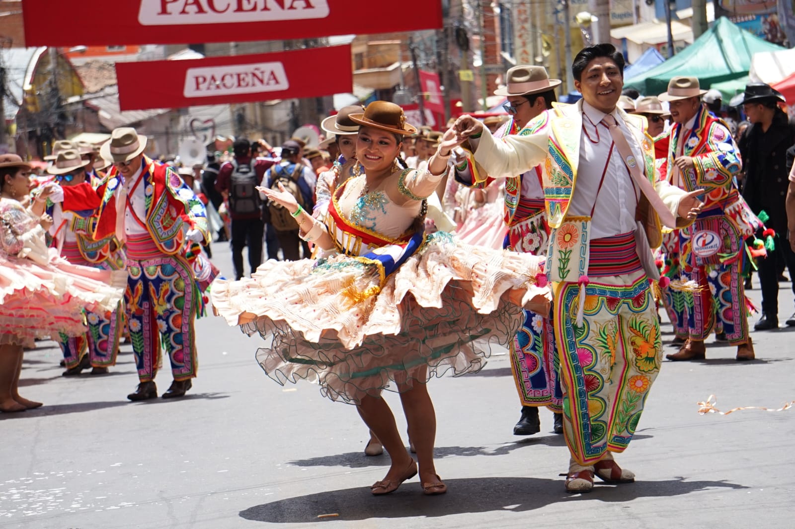El Entierro del Pepino despide el carnaval paceño con homenaje a David Santalla