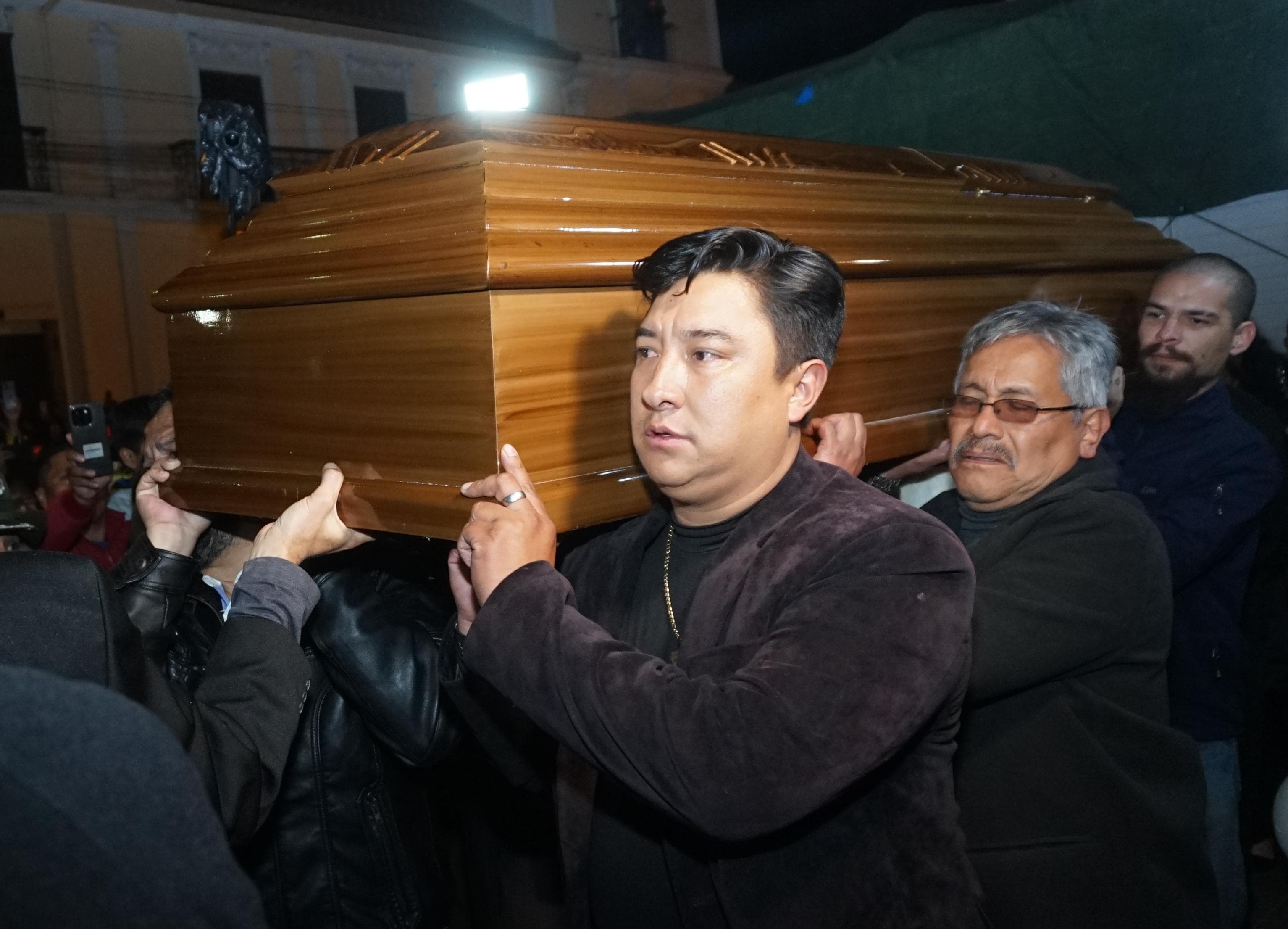 Seguidores, amigos y artistas reciben el cuerpo de Santalla en el Teatro Municipal para rendirle homenaje