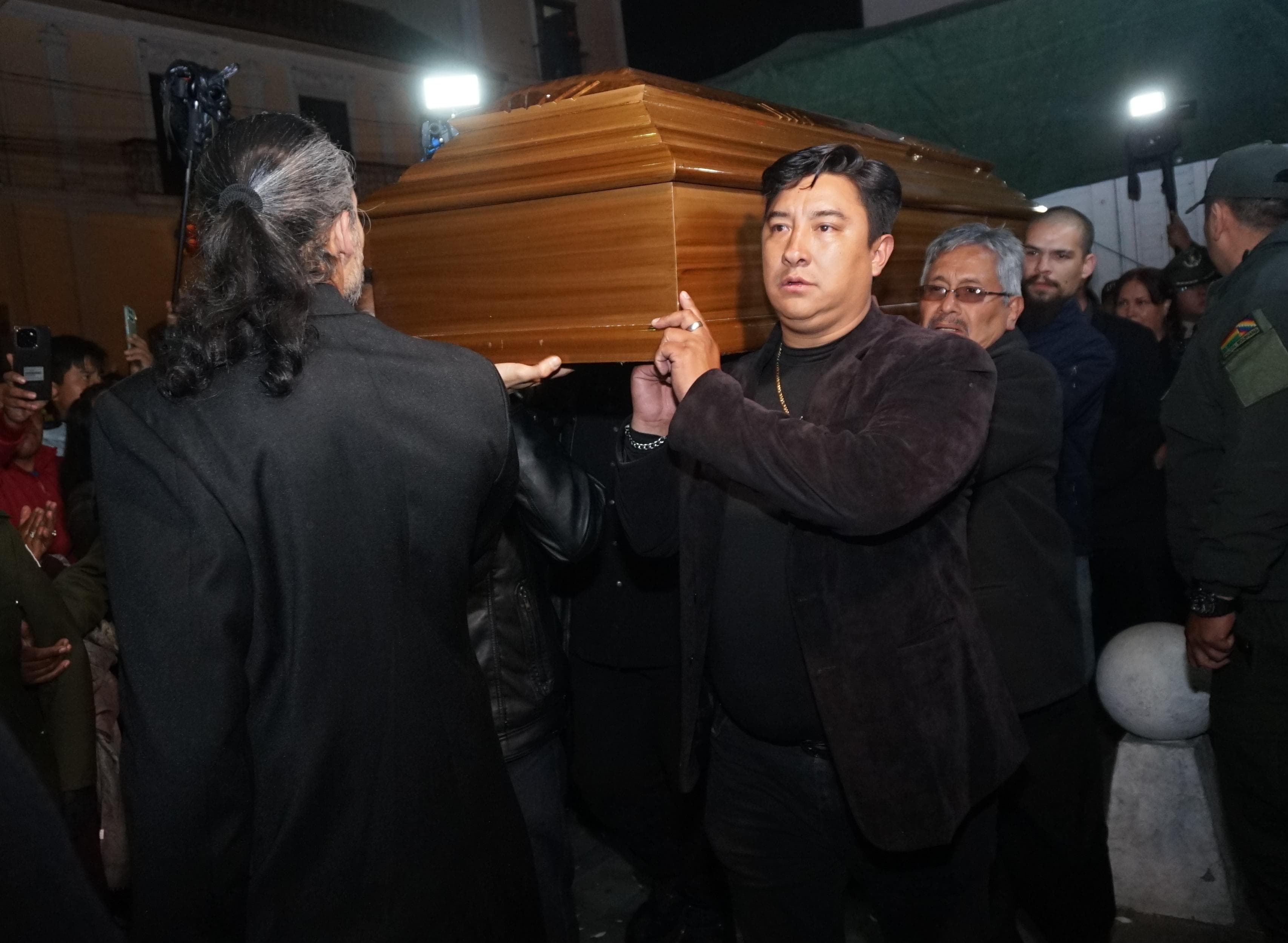 Seguidores, amigos y artistas reciben el cuerpo de Santalla en el Teatro Municipal para rendirle homenaje