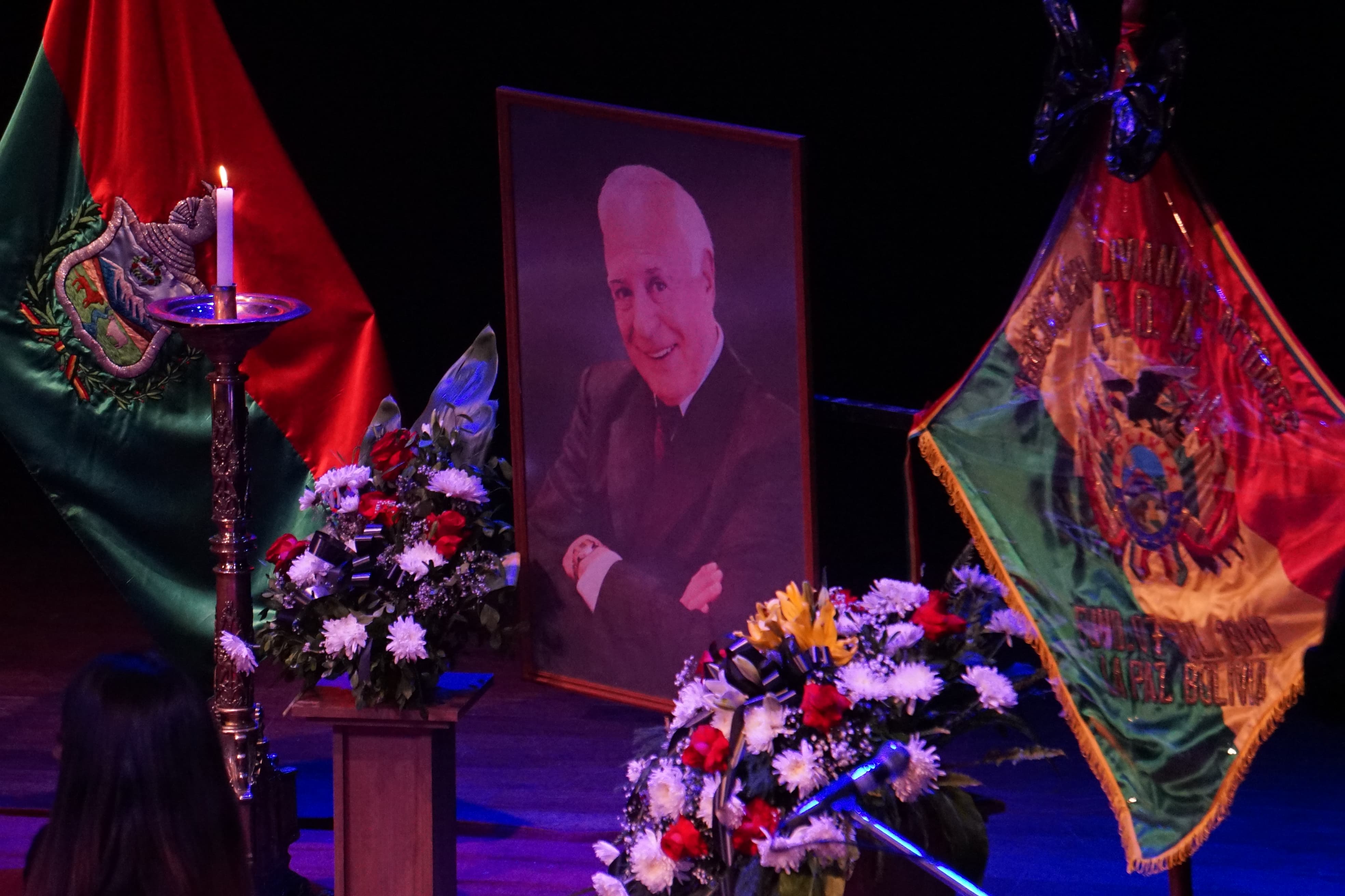 Seguidores, amigos y artistas reciben el cuerpo de Santalla en el Teatro Municipal para rendirle homenaje