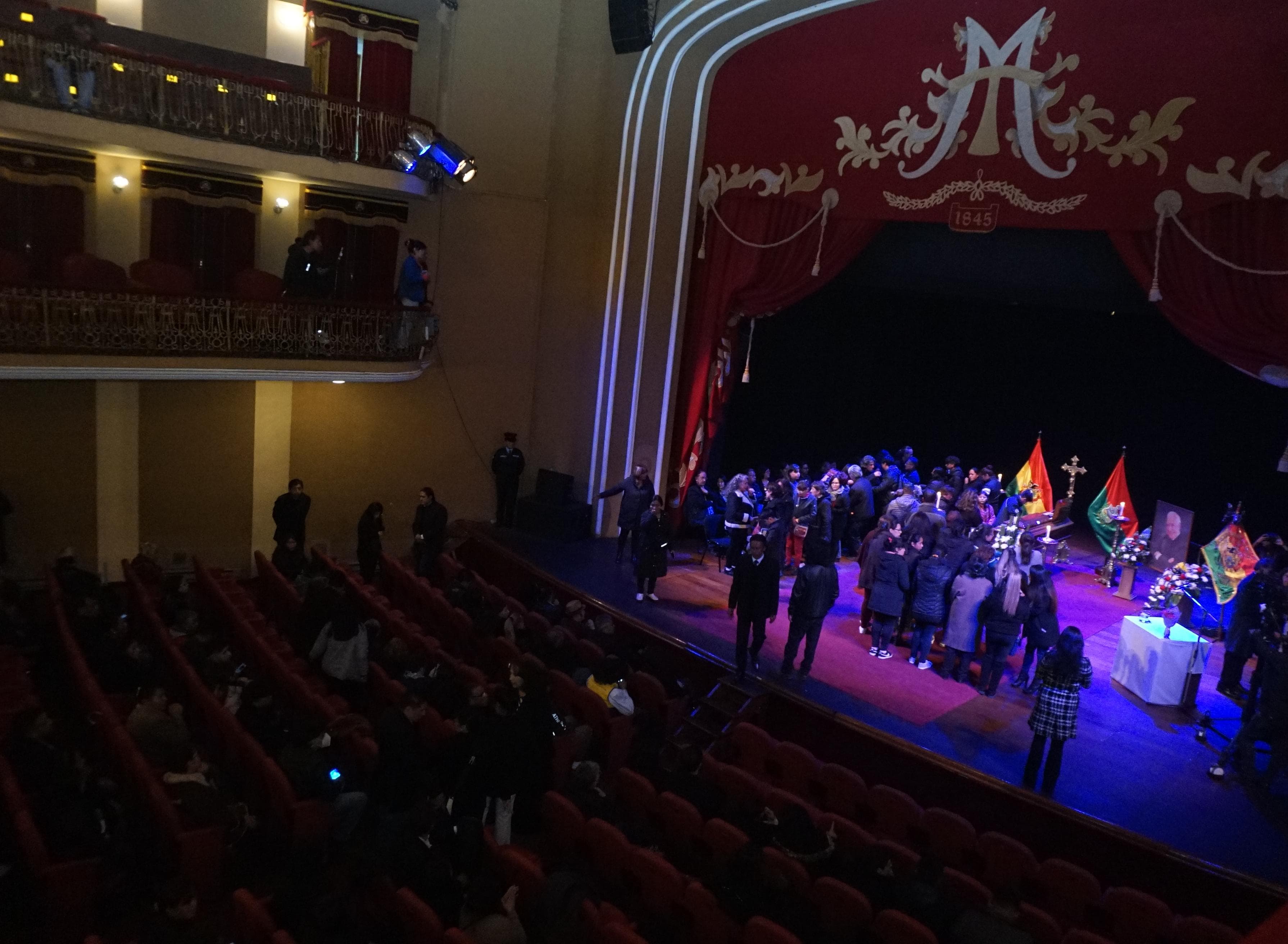 Seguidores, amigos y artistas reciben el cuerpo de Santalla en el Teatro Municipal para rendirle homenaje