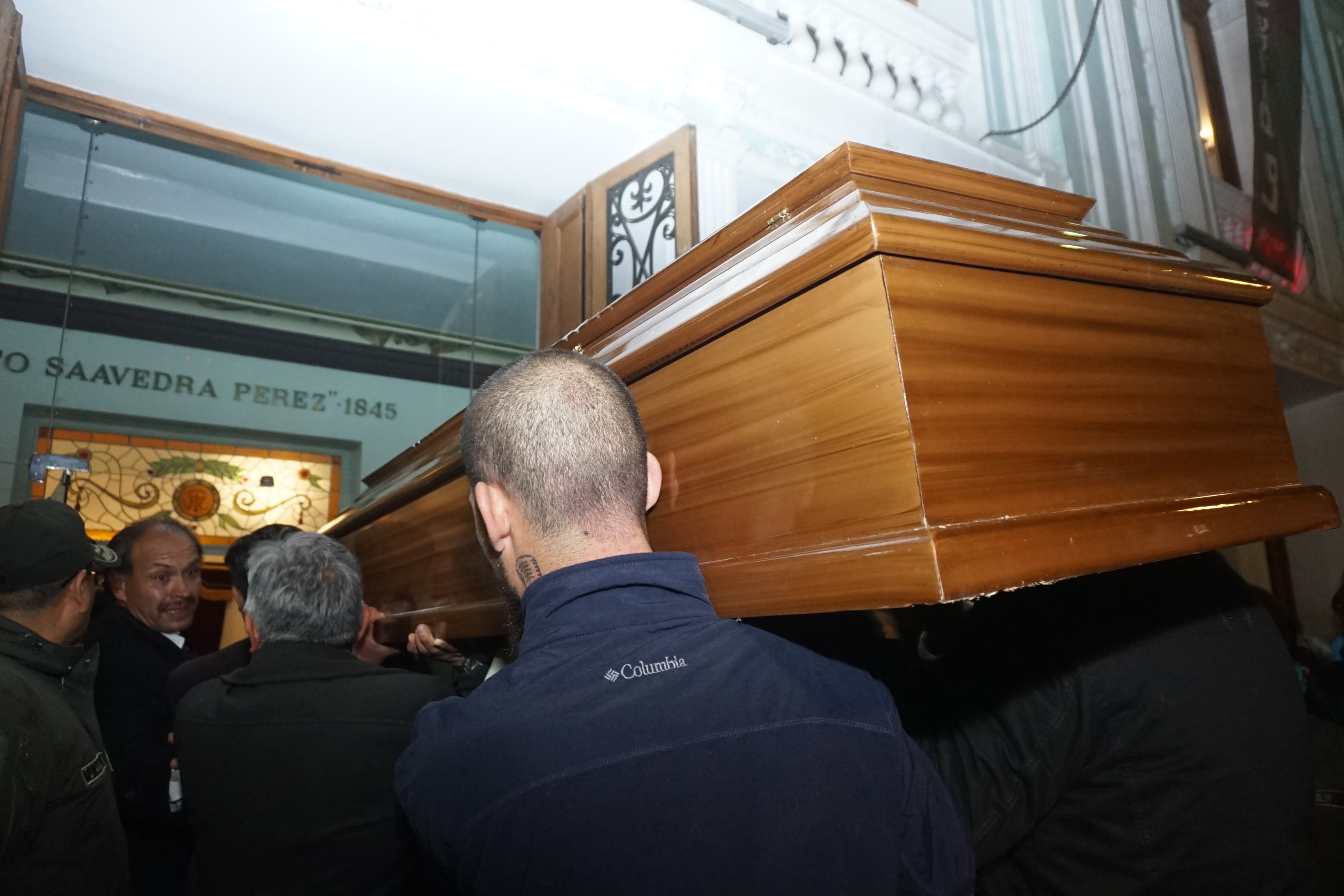 Seguidores, amigos y artistas reciben el cuerpo de Santalla en el Teatro Municipal para rendirle homenaje