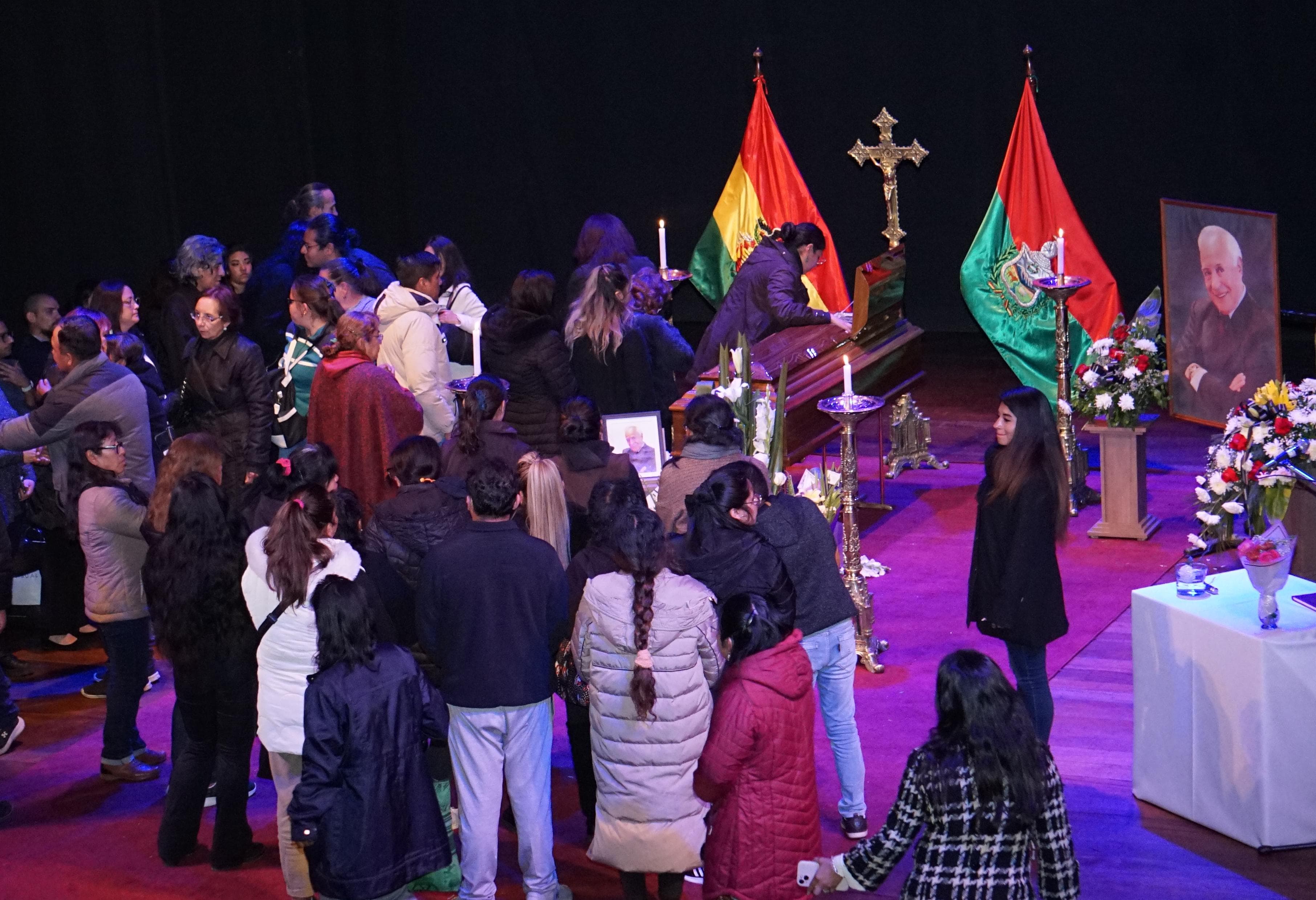 Seguidores, amigos y artistas reciben el cuerpo de Santalla en el Teatro Municipal para rendirle homenaje