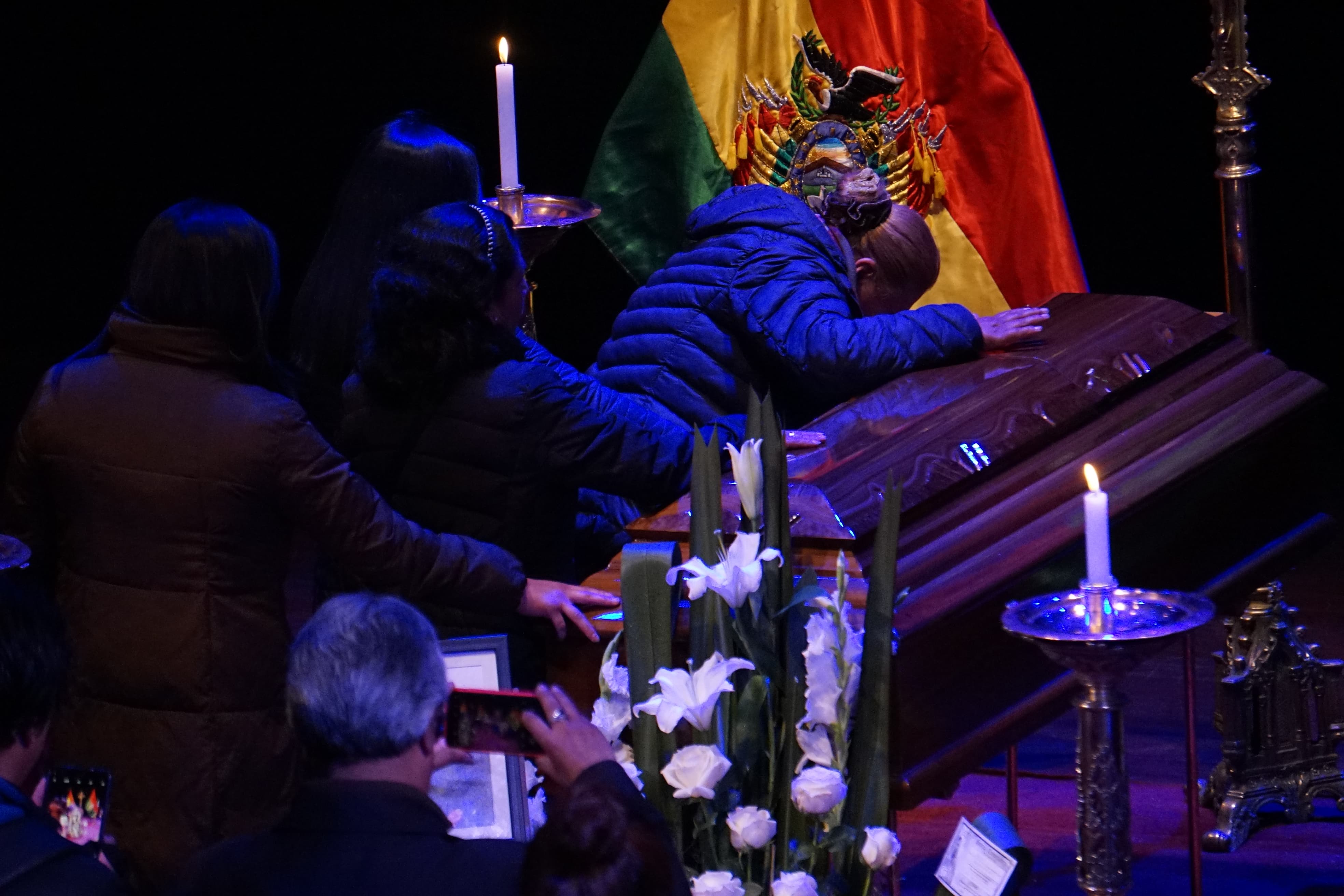Seguidores, amigos y artistas reciben el cuerpo de Santalla en el Teatro Municipal para rendirle homenaje