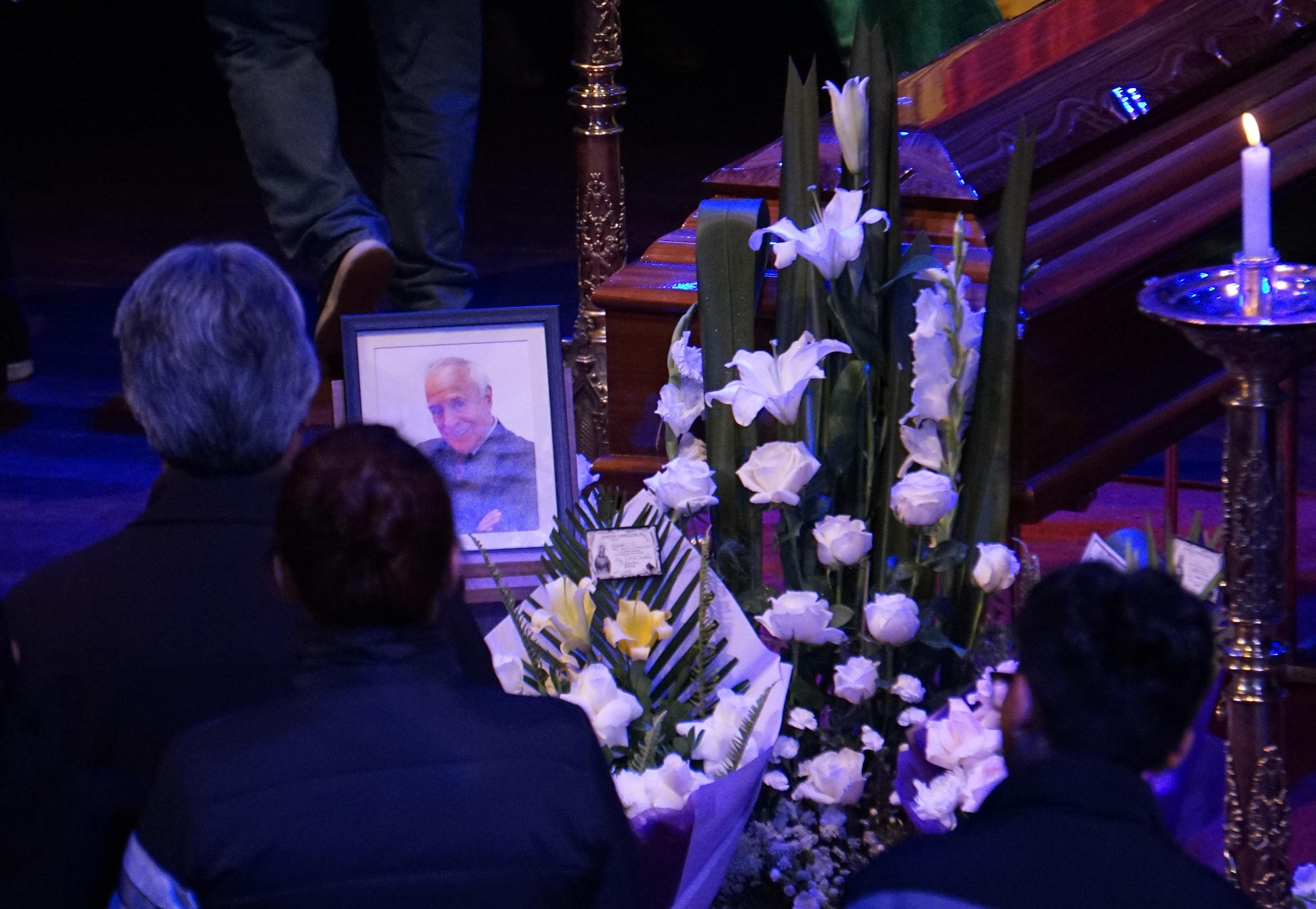 Seguidores, amigos y artistas reciben el cuerpo de Santalla en el Teatro Municipal para rendirle homenaje