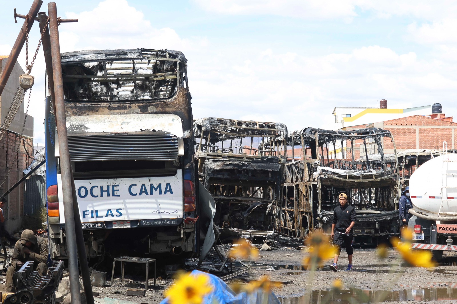 Cinco buses quedan calcinados debido a un incendio en un  taller mecánico en Oruro