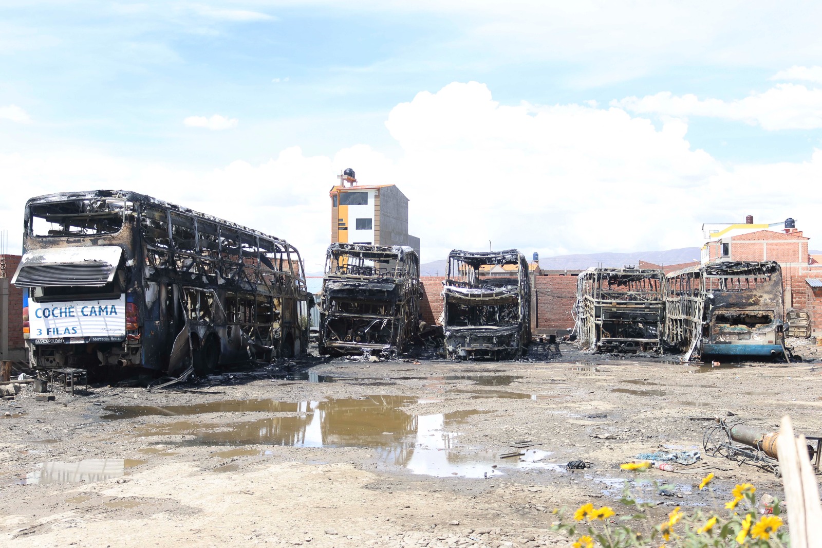 Cinco buses quedan calcinados debido a un incendio en un  taller mecánico en Oruro