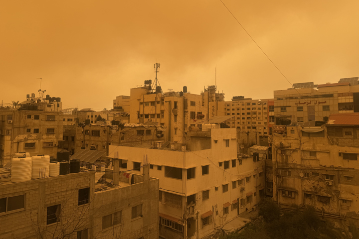 Una fuerte tormenta de arena azota Gaza y agrava la situación de los desplazados por el conflicto