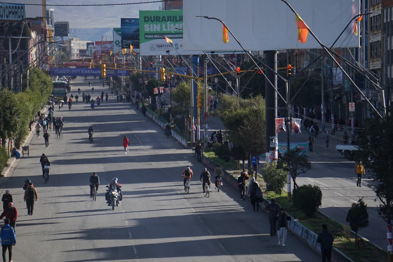 Choferes bloquean La Paz y El Alto, la gente camina y se agolpa en los teleféricos