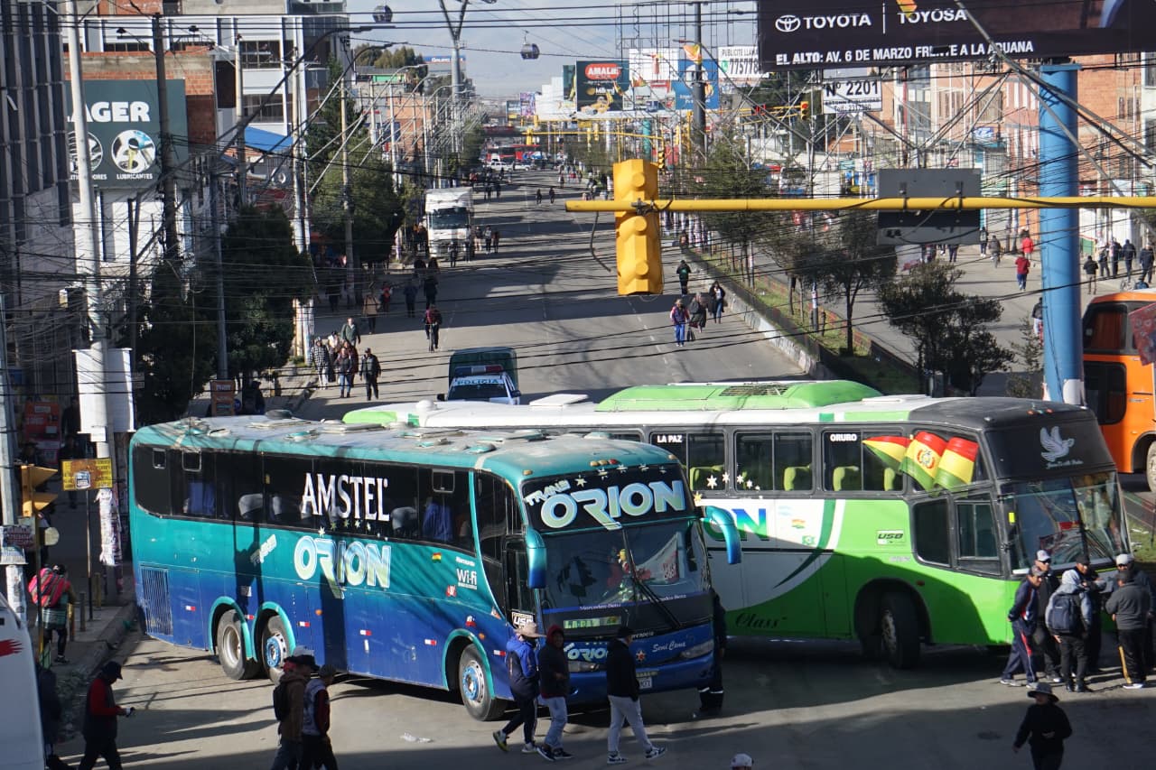 Choferes bloquean La Paz y El Alto, la gente camina y se agolpa en los teleféricos
