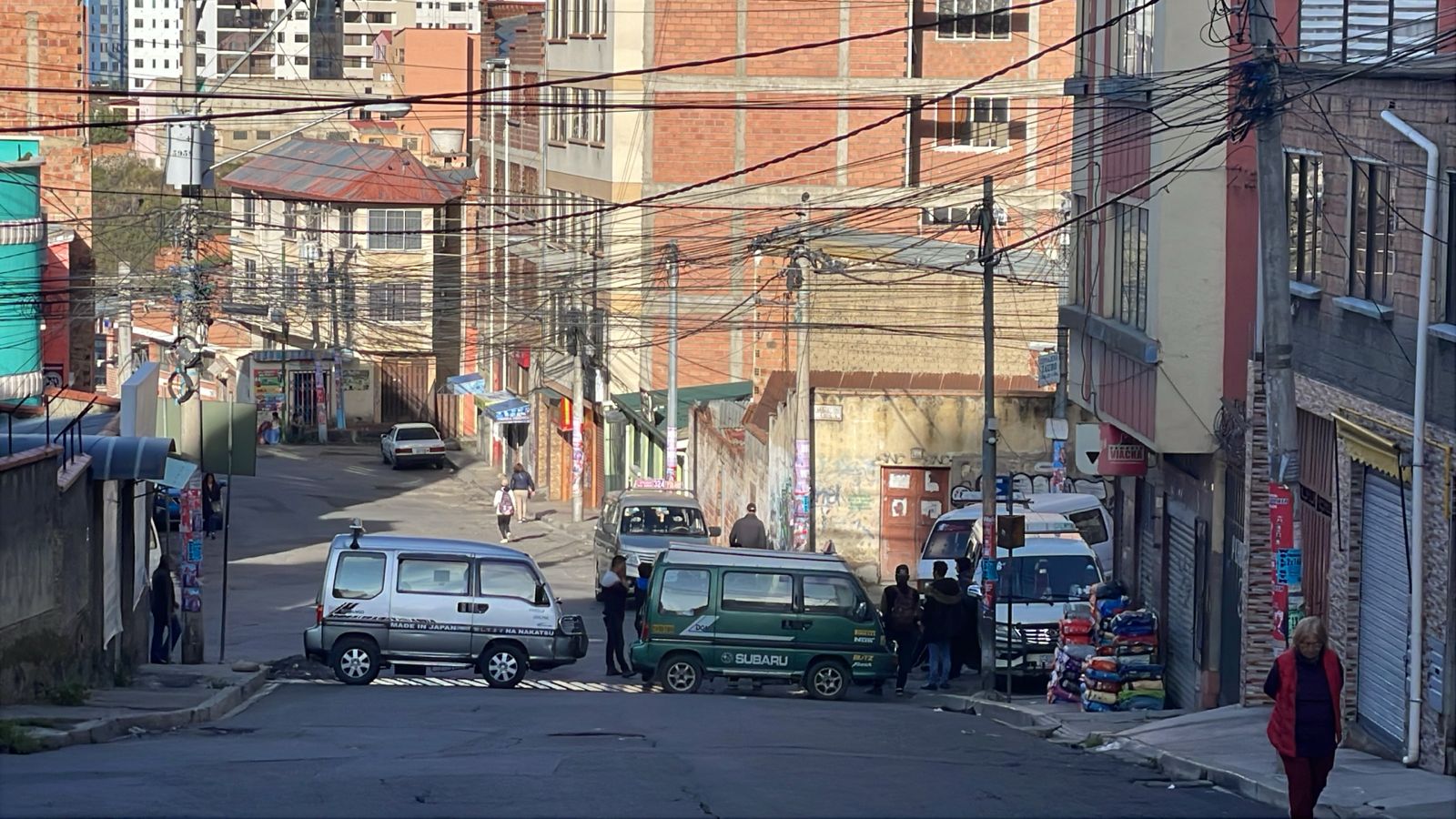 Choferes bloquean La Paz y El Alto, la gente camina y se agolpa en los teleféricos