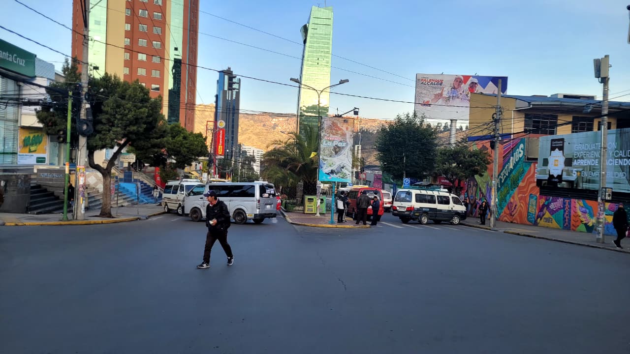 Choferes bloquean La Paz y El Alto, la gente camina y se agolpa en los teleféricos