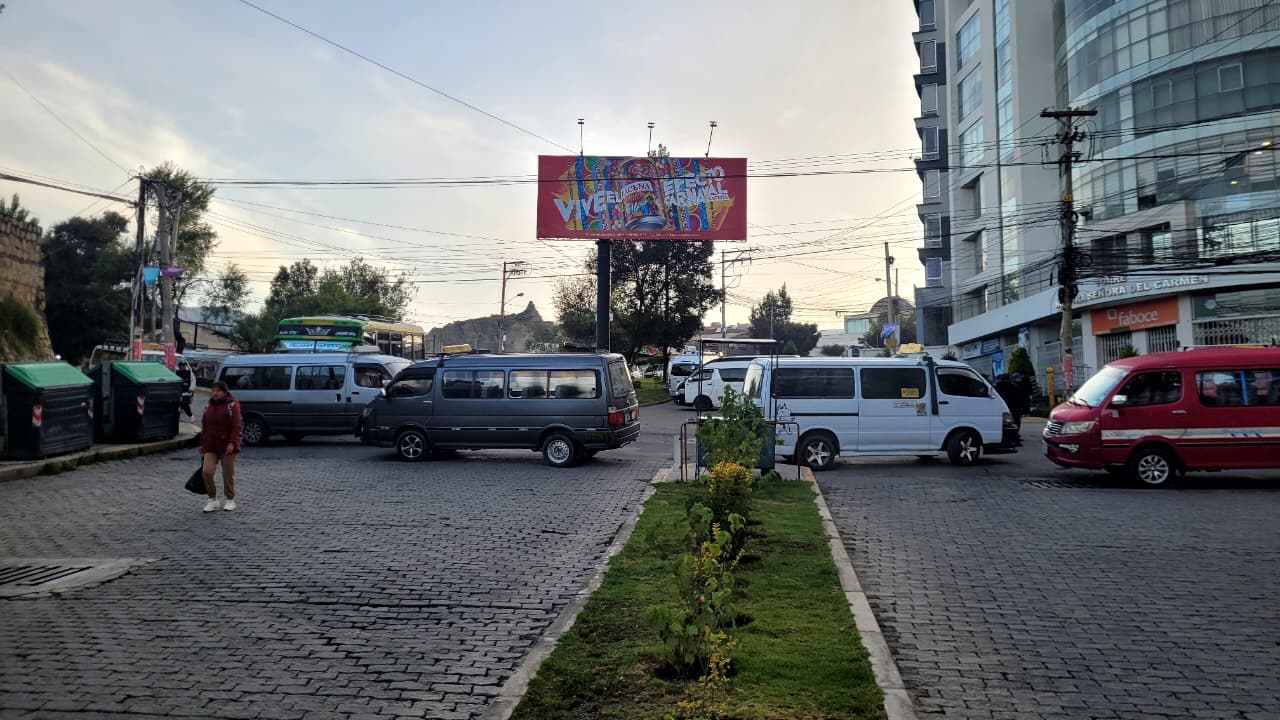 Choferes bloquean La Paz y El Alto, la gente camina y se agolpa en los teleféricos