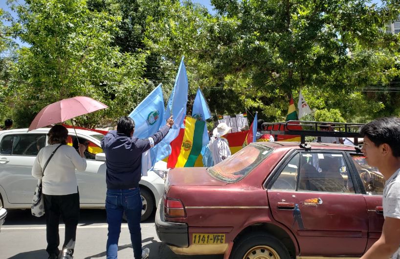 Una veintena de jóvenes de Cochabamba arriba a plaza Avaroa y engrosa vigilia