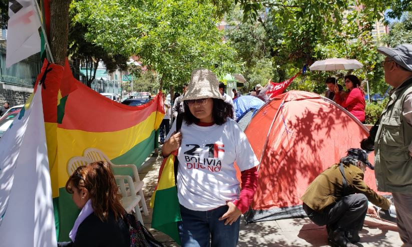 Una veintena de jóvenes de Cochabamba arriba a plaza Avaroa y engrosa vigilia