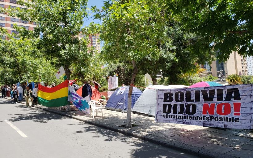 Una veintena de jóvenes de Cochabamba arriba a plaza Avaroa y engrosa vigilia