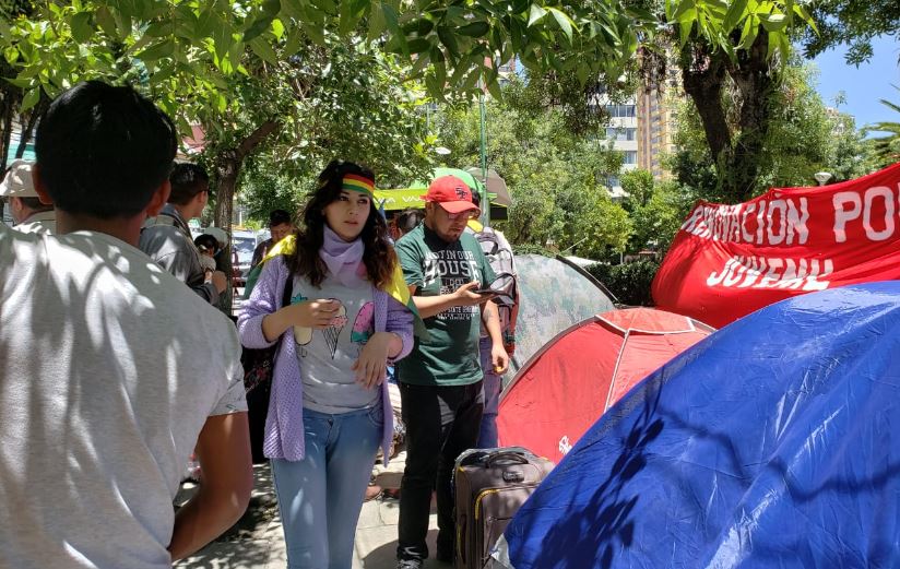Una veintena de jóvenes de Cochabamba arriba a plaza Avaroa y engrosa vigilia