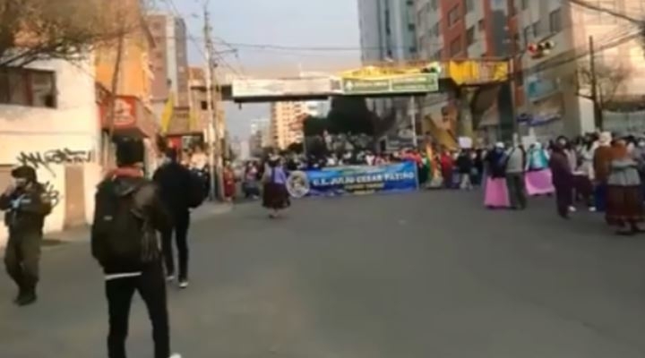 Padres de familia de zona Sur bloquearon Obrajes y ahora marchan hacia la Alcaldía