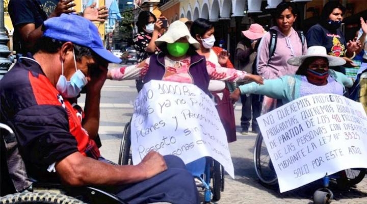 Personas con discapacidad se crucifican en demanda de un bono de 1.000 bolivianos en Cochabamba