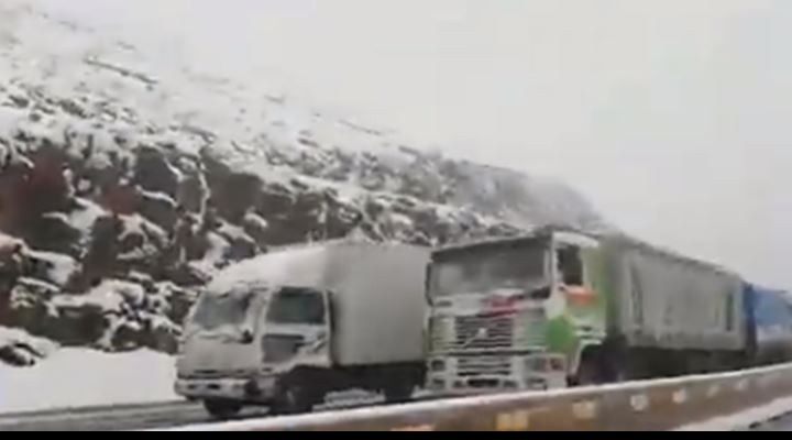 Copiosa nieve cubre el altiplano, cierran carretera Oruro - Cochabamba