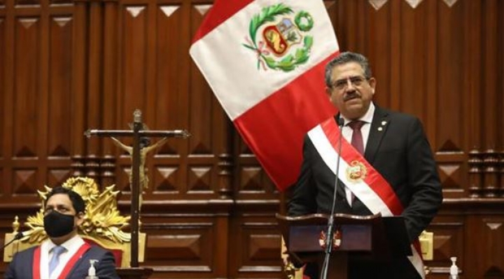 Manuel Merino juró como presidente del Perú por ocho meses