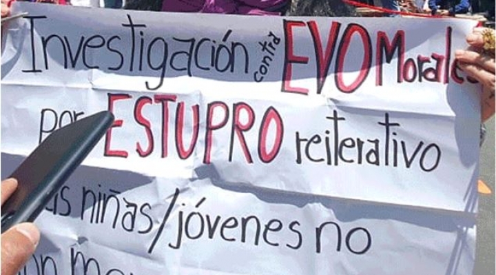 María Galindo pide de rodillas investigar a Evo Morales por estupro