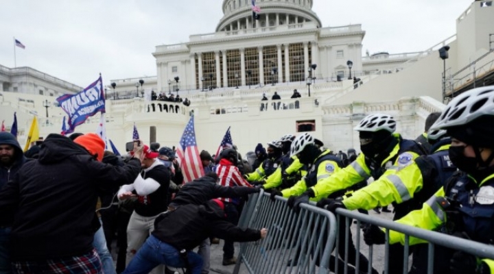 Crisis en EEUU, evacúan al vicepresidente Pence debido a que los manifestantes atacan al Capitolio