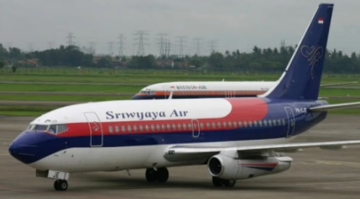 Indonesia: Desaparece avión de pasajeros con 62 personas a bordo