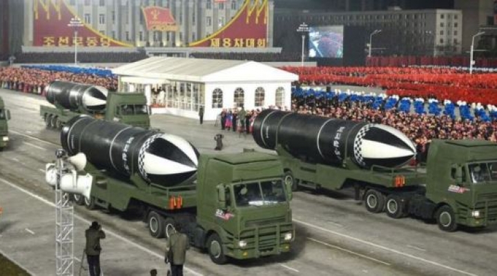 Corea del Norte exhibe un misil que describe como "el arma más poderosa del mundo"