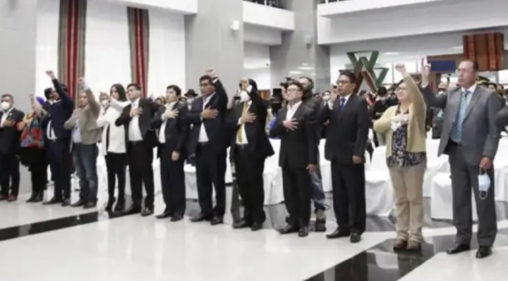 Cerca del Día del Estado Plurinacional, el MAS y organizaciones piden evaluar a ministros