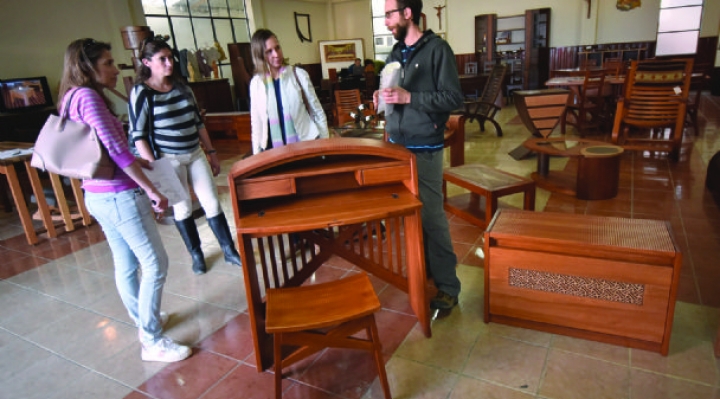 Artesanos de Carabuco exponen muebles, tejidos y esculturas en catedral castrense de Irpavi