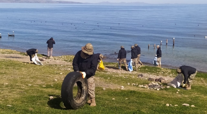 Una multitud de voluntarios limpió orillas del Titicaca en Copacabana