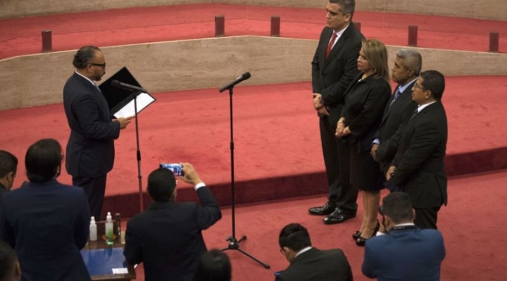 El Salvador: la nuevo Legislativo controlado por presidente Bukele destituye a jueces de la Suprema y al fiscal general