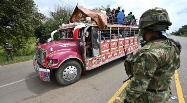 Protestas en Colombia: quiénes son los "hombres de blanco" y otras 3 interrogantes que dejan los enfrentamientos entre grupos armados e indígenas en Cali