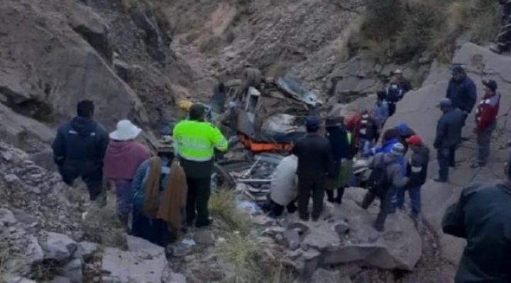 La cantidad de fallecidos en el embarrancamiento de bus en Chuquisaca supera los 30