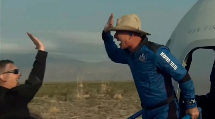 Jeff Bezos alcanza el espacio y culmina con éxito el primer vuelo de la nave de Blue Origin