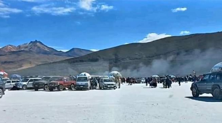 Enfrentamiento entre potosinos y orureños en el Salar Uyuni dejan tres domos de un hotel quemados 