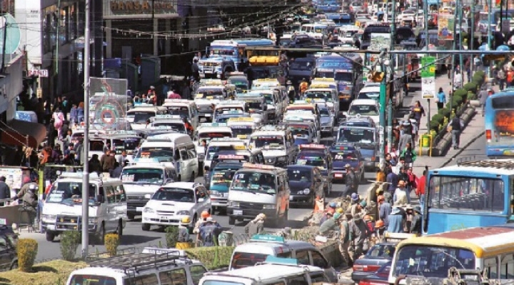 Aumento del parque automotor y falta de mantemiento de autos contaminan el aire de La Paz