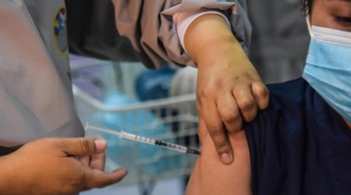 Gobierno cambia de postura, ahora no descarta combinar vacunas si Rusia incumple contrato