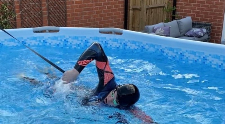 La increíble historia del adolescente que pasó de entrenar en piscina de lona a ganar oro olímpico