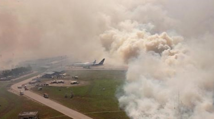 El fuego consume pastizales y un depósito del aeropuerto de Viru Viru