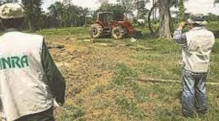 Arce defiende tuición del Gobierno para sanear tierras, Camacho ve provocación