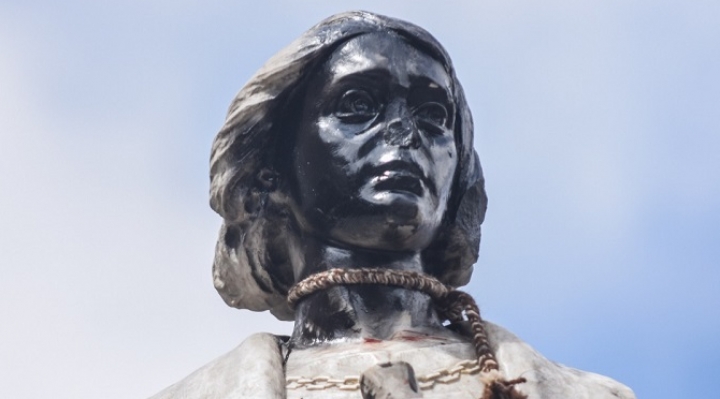 Policía libera a los detenidos que dañaron la estatua de Cristobal Colón