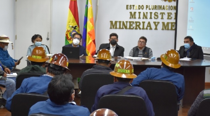 Cooperativistas incumplen acuerdo para levantar bloqueos en el centro de La Paz