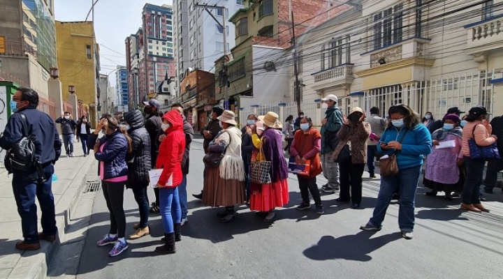 En La Paz y Cochabamba protestan por las segundas dosis de Sputnik-V